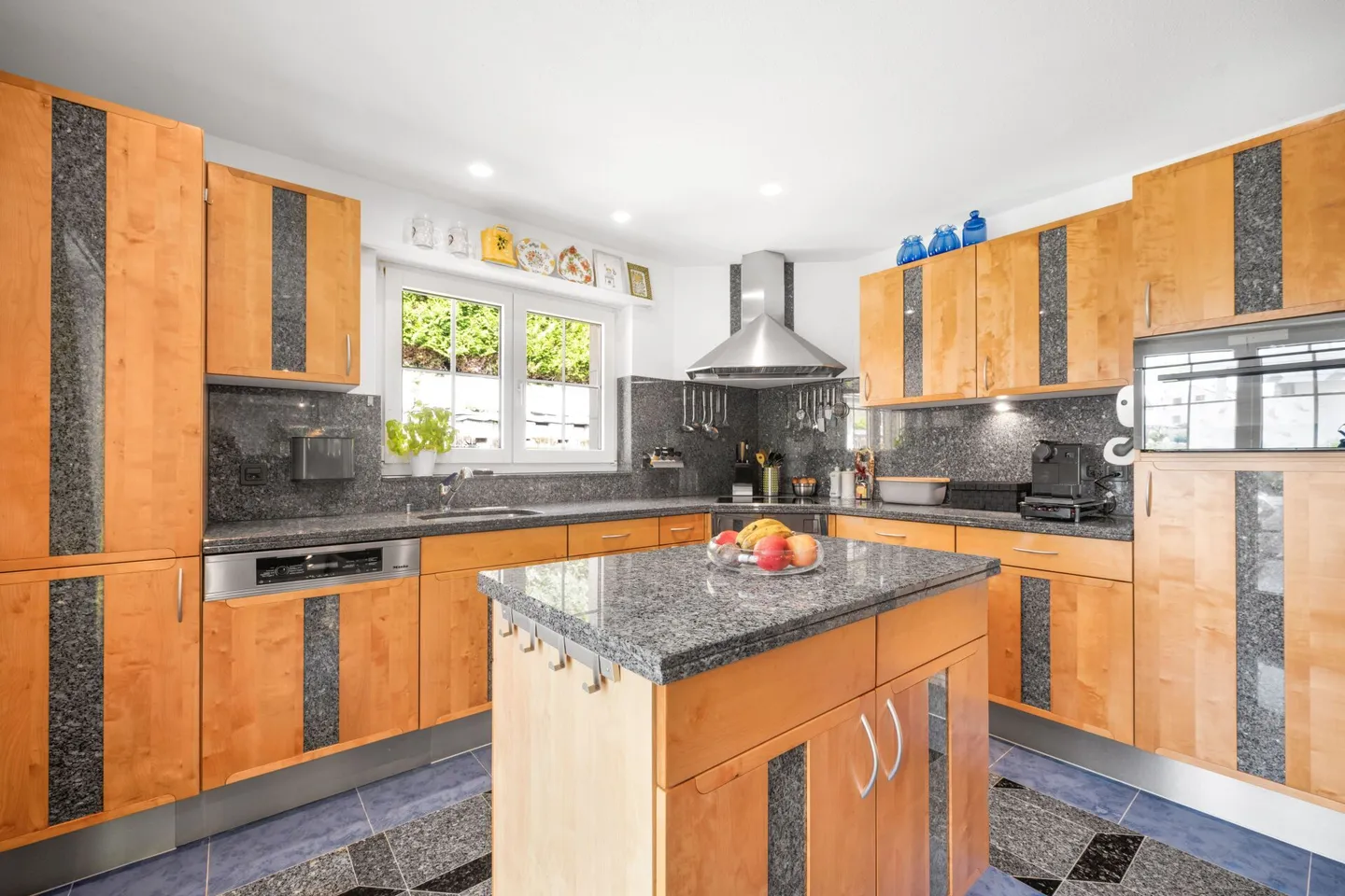 VILLA DI CAMPAGNA SU UN TERRENO DI 1.226 M² - Foto 3 di 8