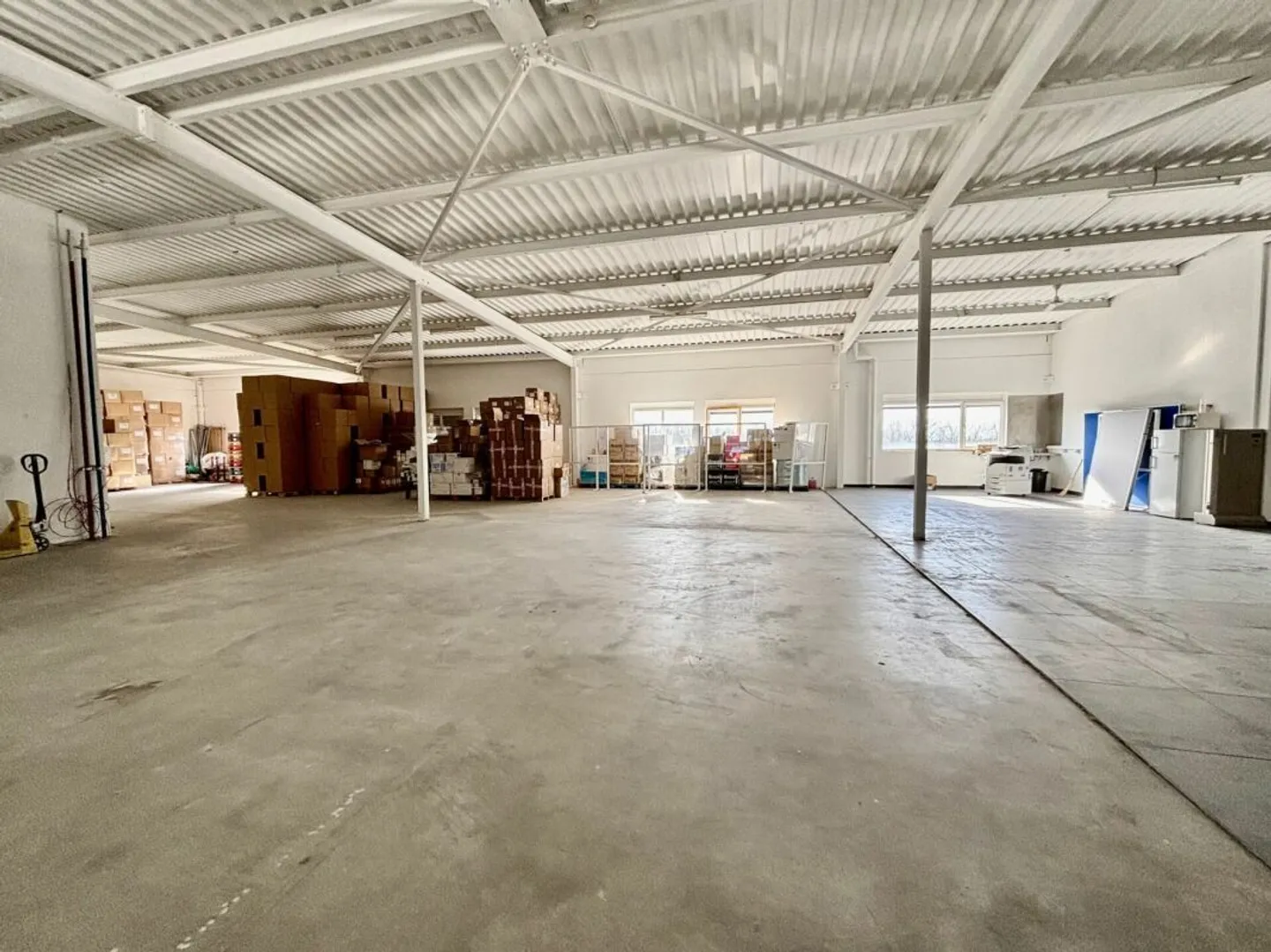 Vaud locaux/dépots/atelier de 625 m2 à louer avec quai de chargement et places d - Photo 2 sur 10