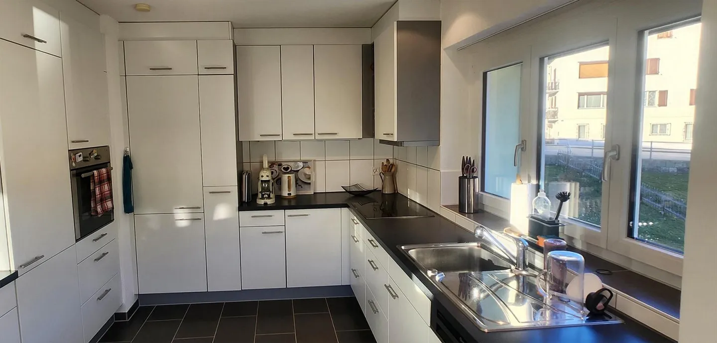 Appartement spacieux de 5,5 pièces avec jardin et vue sur la montagne à Rabius - Photo 1 sur 7