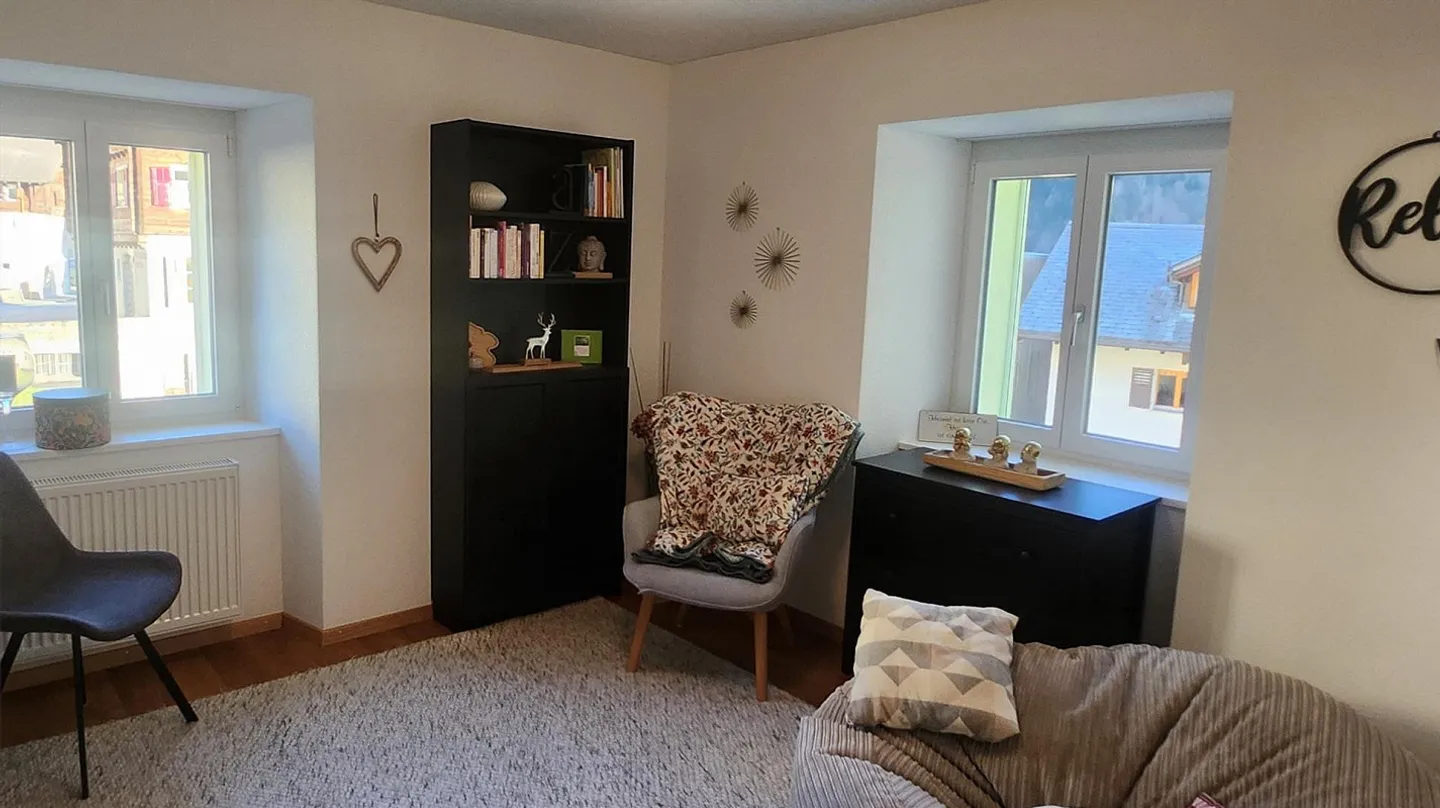 Appartement spacieux de 5,5 pièces avec jardin et vue sur la montagne à Rabius - Photo 2 sur 7