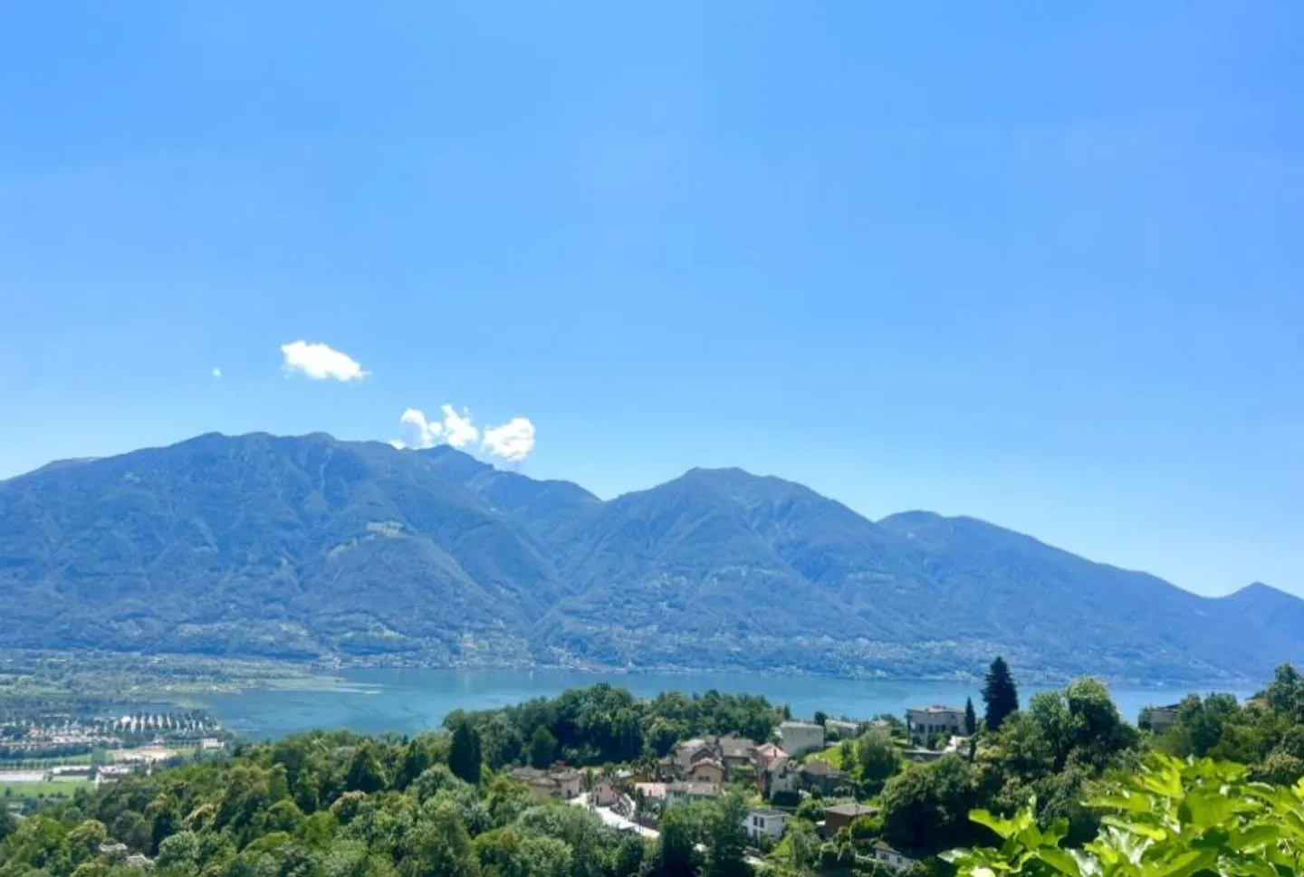 APPARTEMENT DE VACANCES RÊVEUR AVEC VUE SUR LE LAC DANS UN ENDROIT ENSOLEILLÉ - CONTRA, TESSIN - Photo 2 sur 10