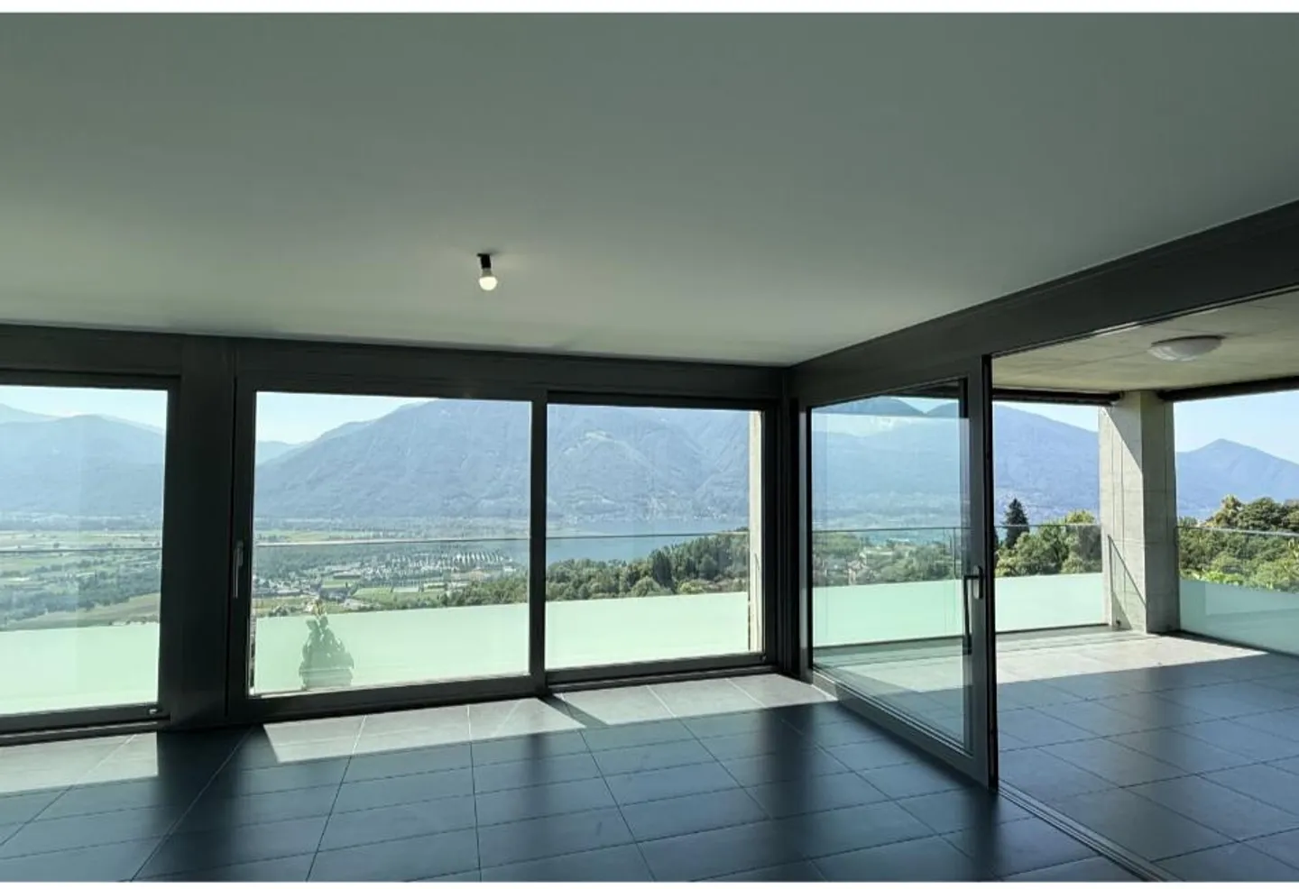 APPARTEMENT DE VACANCES RÊVEUR AVEC VUE SUR LE LAC DANS UN ENDROIT ENSOLEILLÉ - CONTRA, TESSIN - Photo 4 sur 10