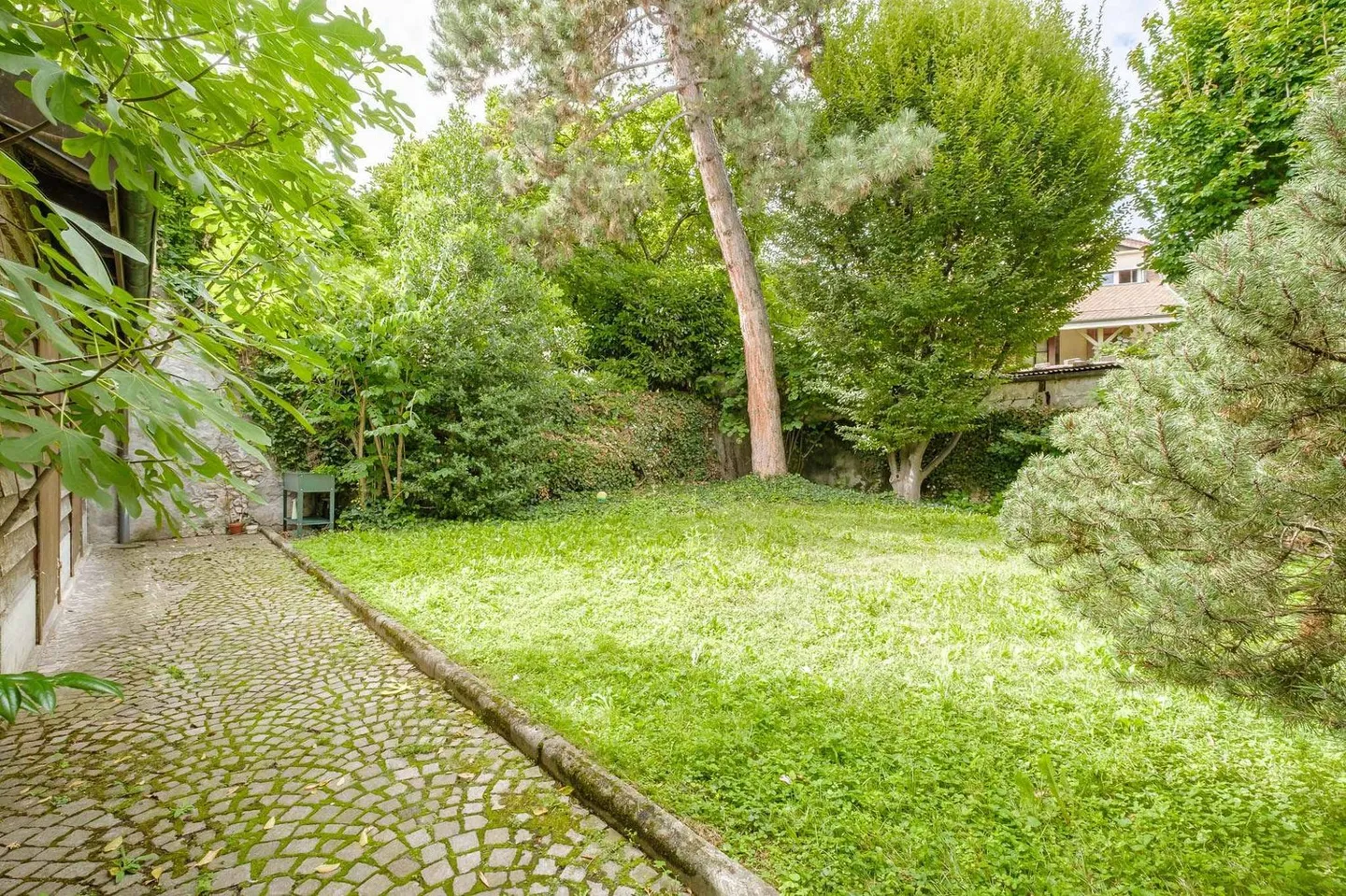 Apartment in the heart of Vieux-Carouge - exclusive - Photo 7 of 12