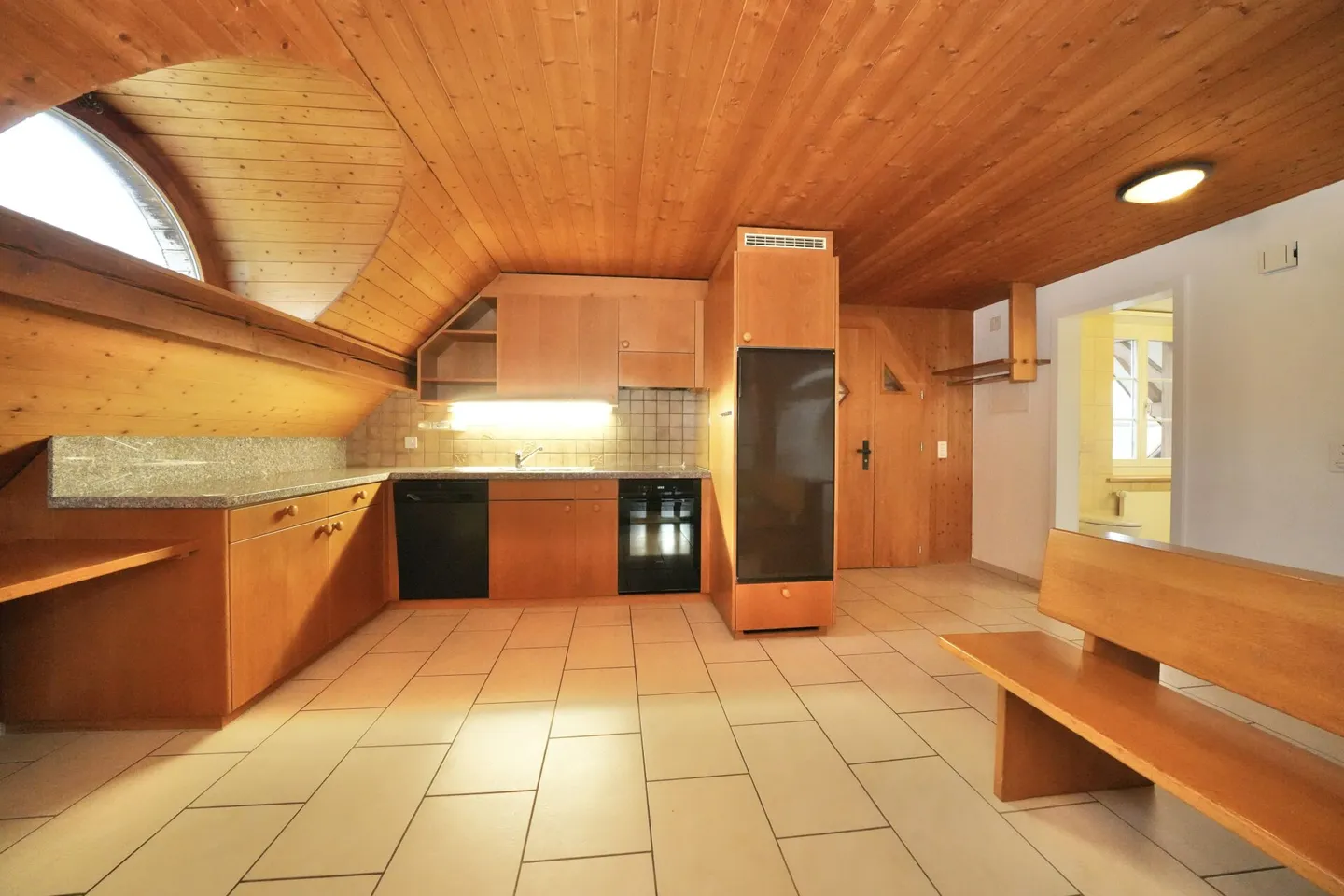 Charmante appartement sous les toits dans un emplacement central - Photo 3 sur 10
