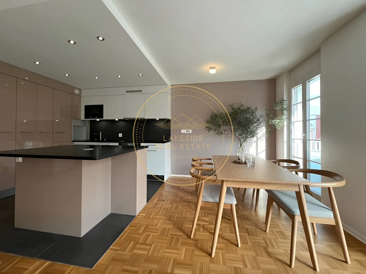 Appartamento con 5 stanze situato in una residenza privata - Foto 2 di 6