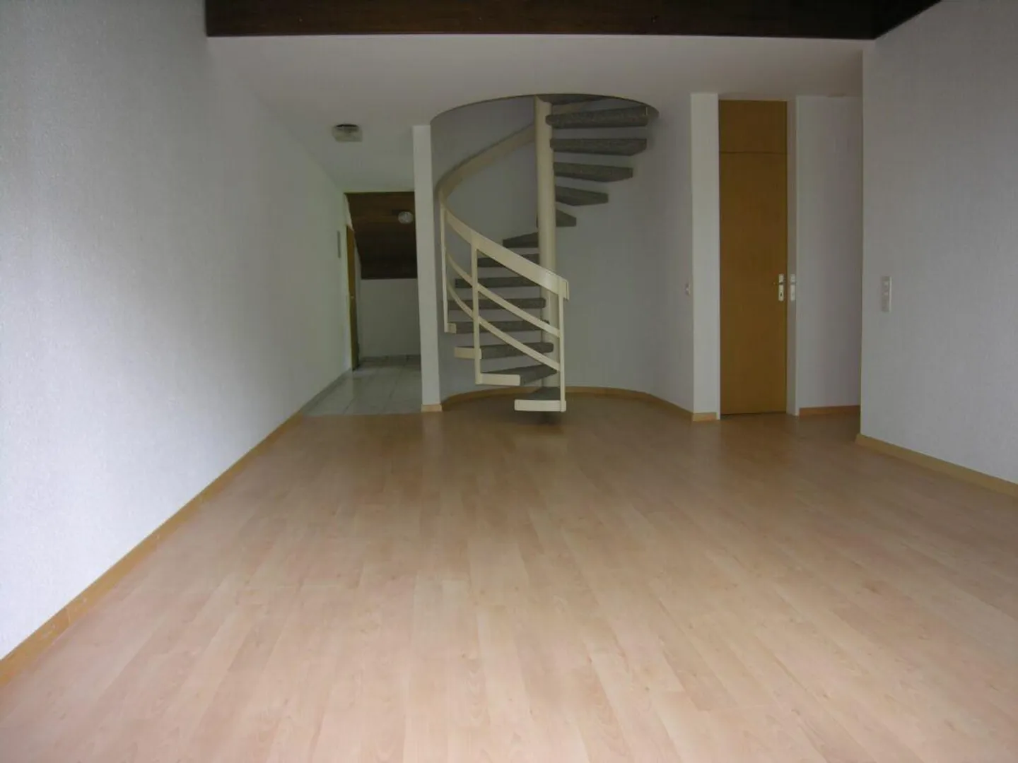 Quietly located 5.5-room maisonette apartment with balcony for rent - Photo 4 of 11