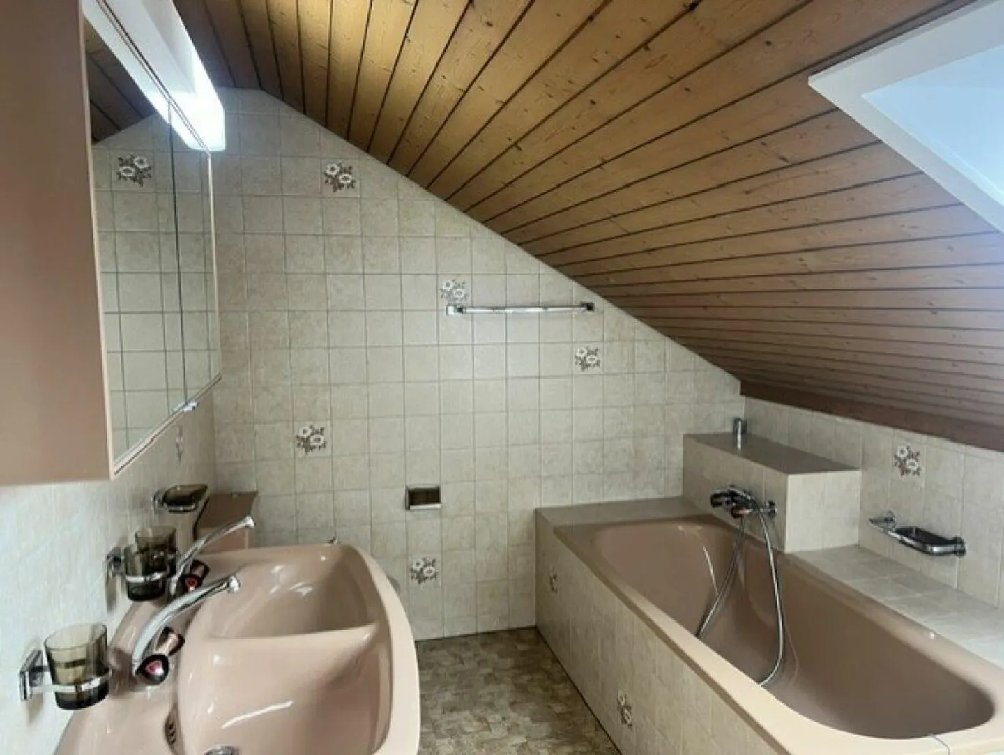 Quietly located 5.5-room maisonette apartment with balcony for rent - Photo 9 of 11