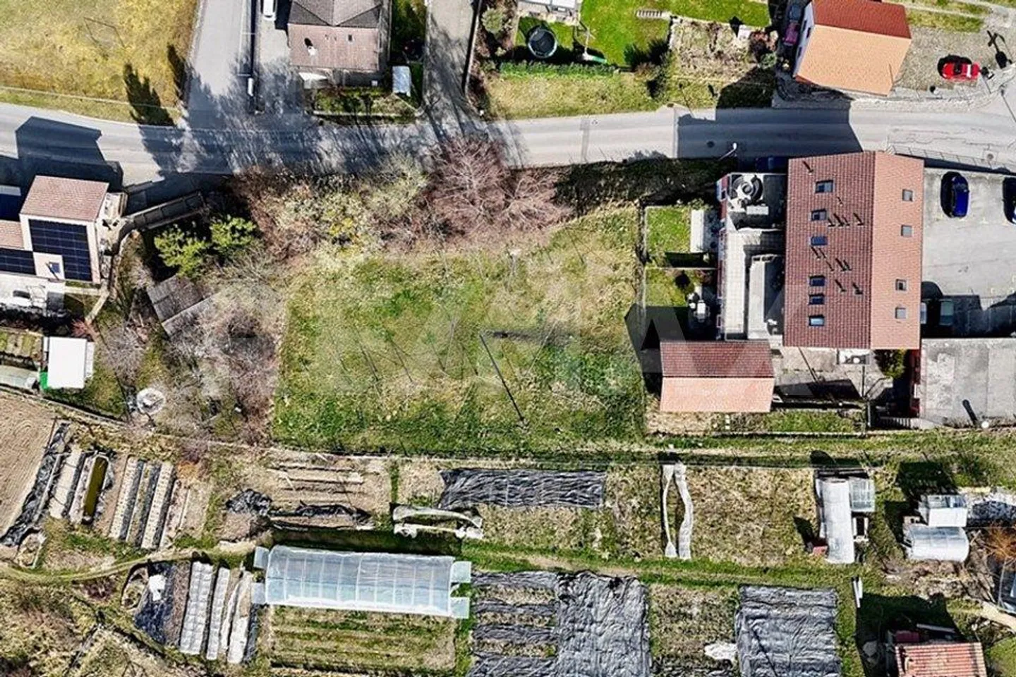 Opportunità di sviluppo: terreno edificabile nel centro del villaggio - Foto 4 di 7