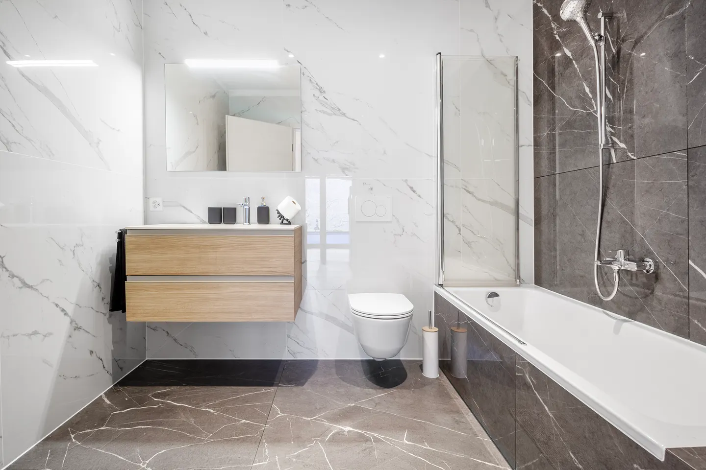 Elegant Ground-Floor Apartment - Photo 3 of 4
