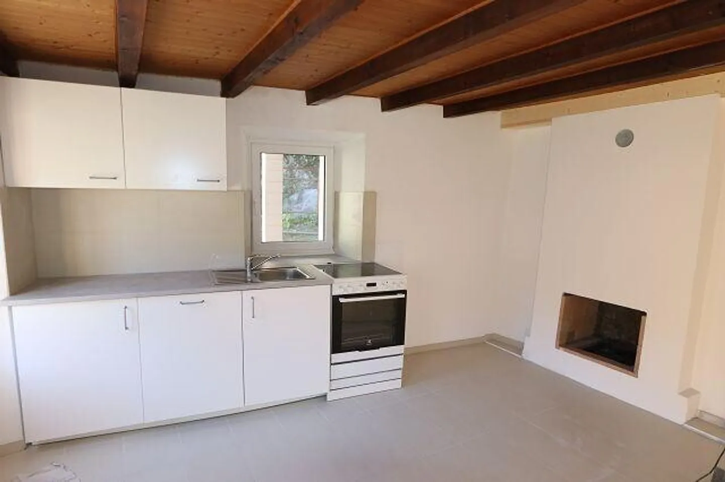 Casa di 4 locali con giardino con rustico da ristrutturare - Foto 3 di 12