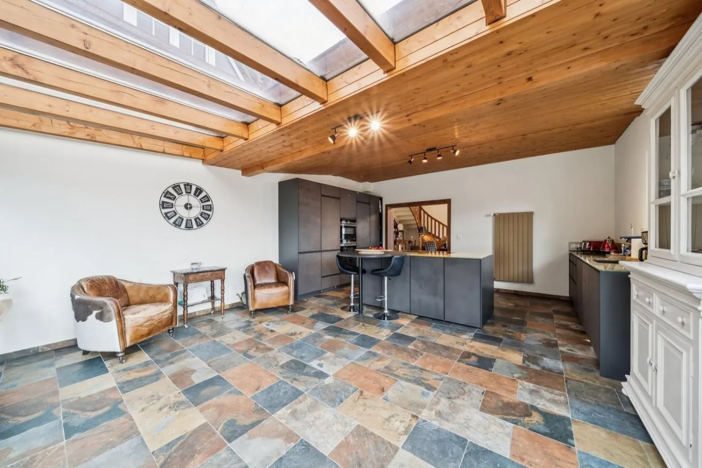 Luxurious Detached Villa in Preferred Neighborhood - Photo 9 of 13