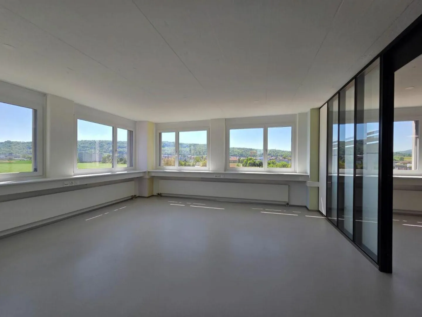 Representative office and commercial spaces with excellent transport connections - Photo 4 of 8