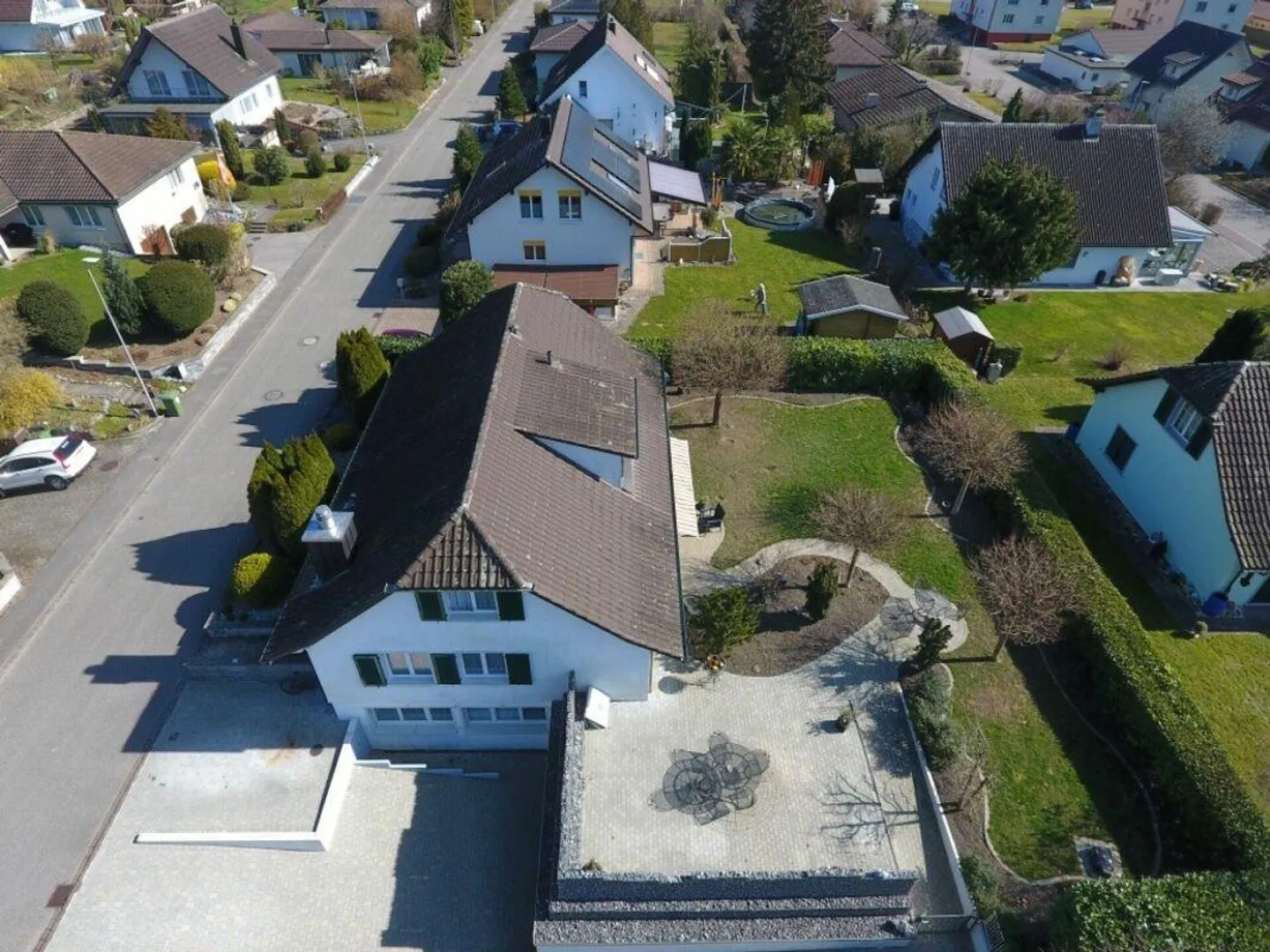 Casa unifamiliare con grande giardino - Foto 4 di 30
