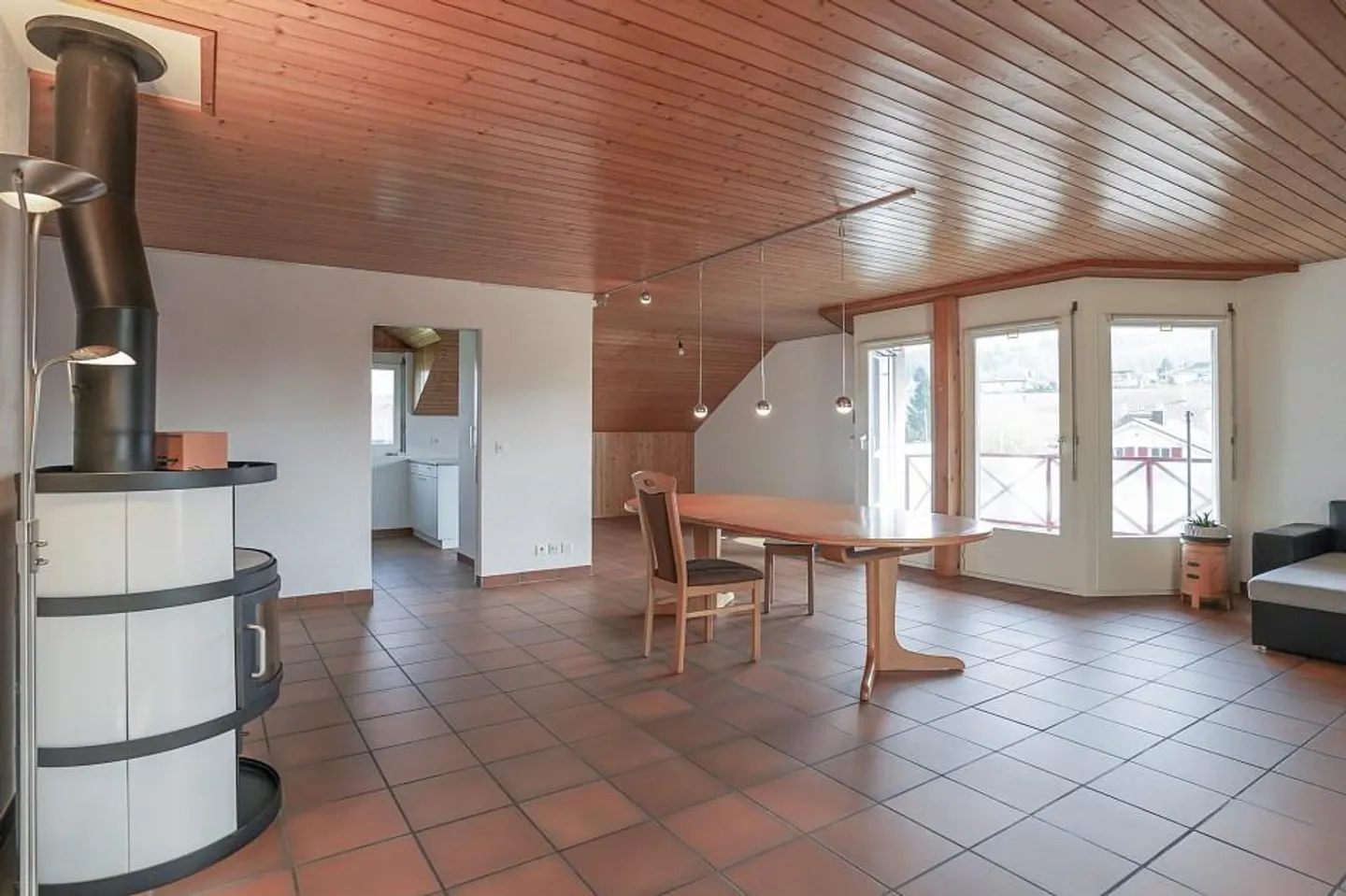 Charmante appartement sous les combles de 90 m² - près du lac de Morat - Photo 1 sur 13