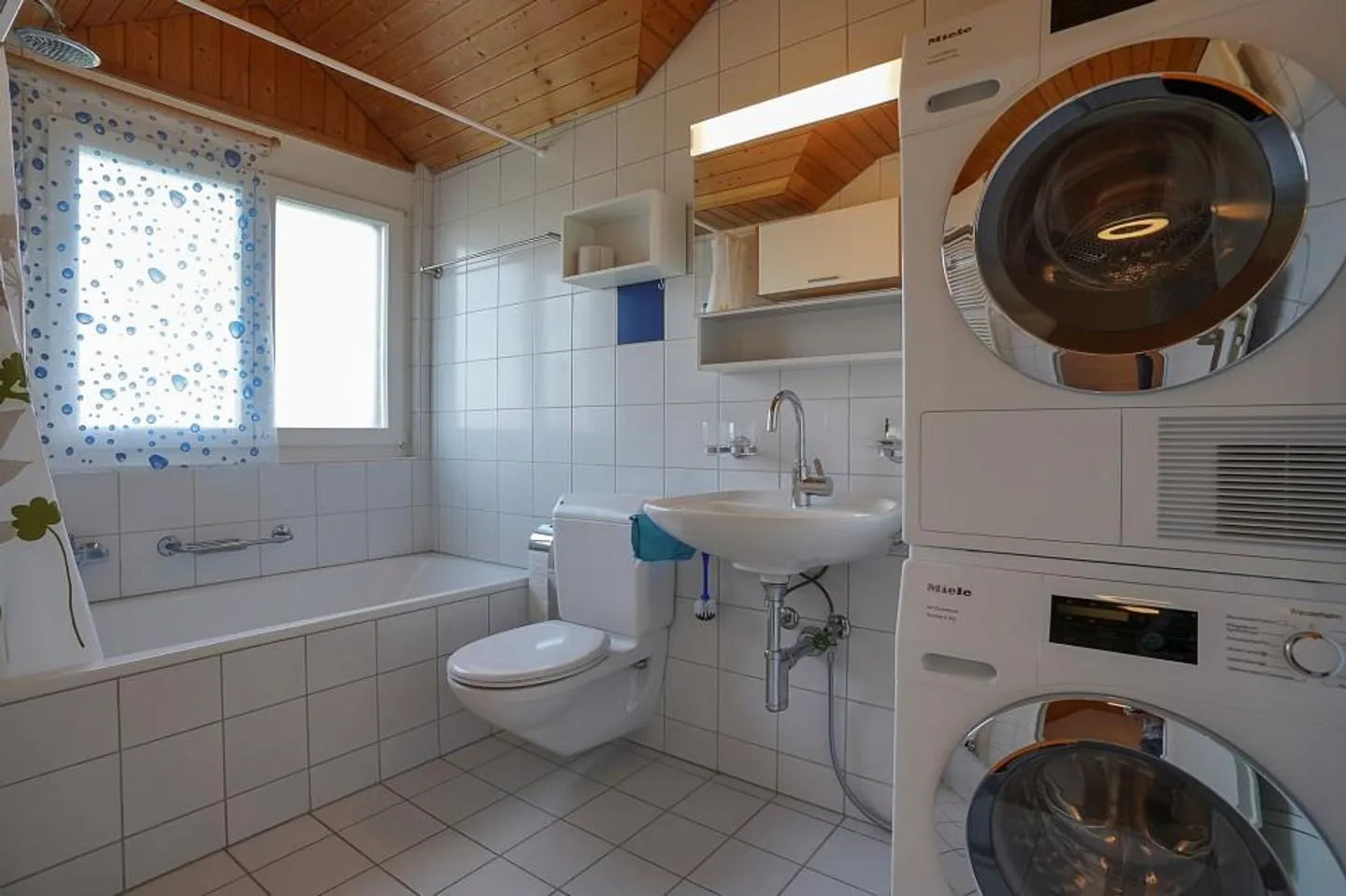 Charmante appartement sous les combles de 90 m² - près du lac de Morat - Photo 4 sur 13