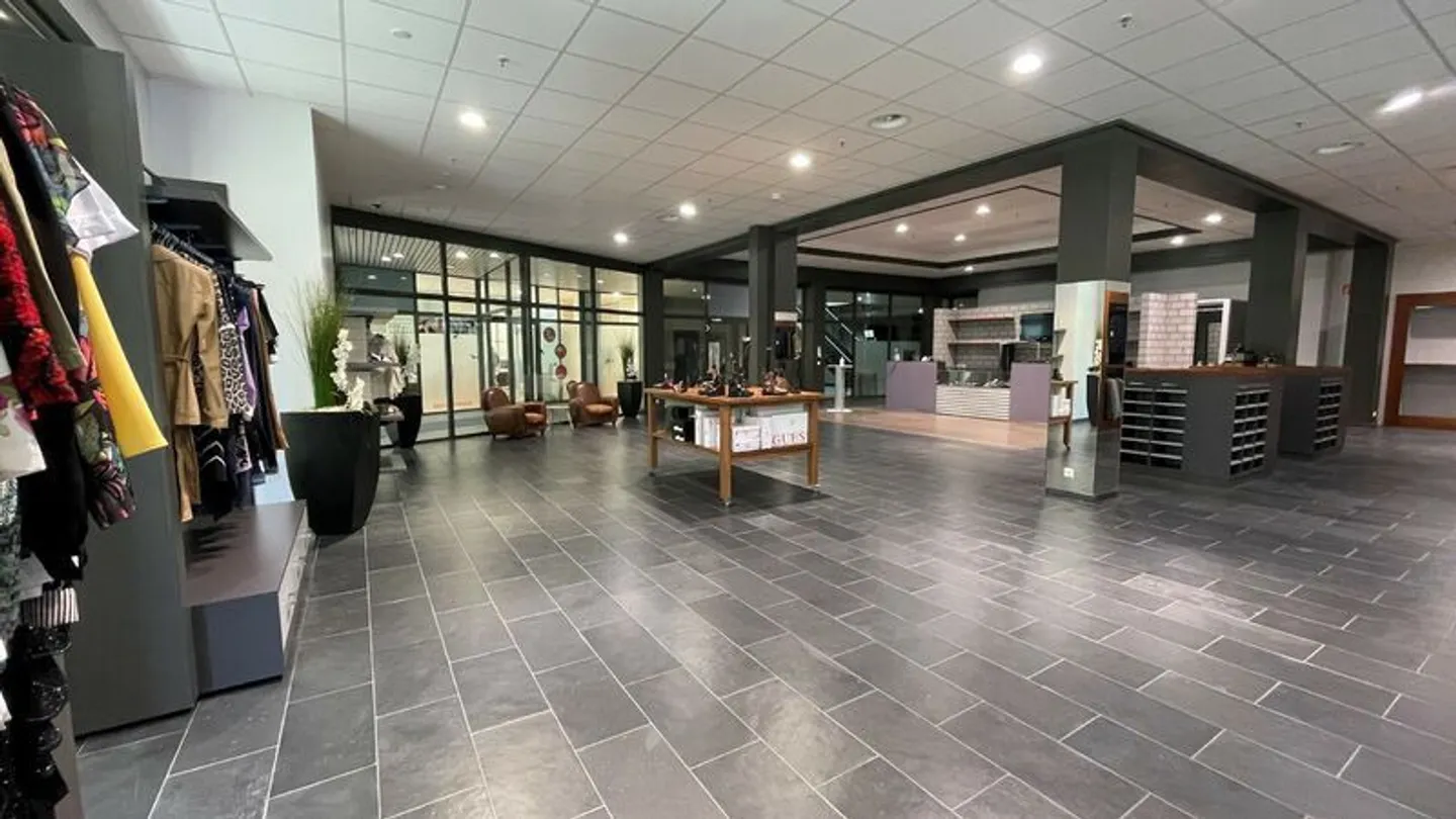 Spazio commerciale con vetrine - Foto 4 di 12
