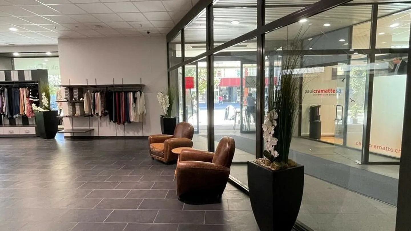 Spazio commerciale con vetrine - Foto 9 di 12