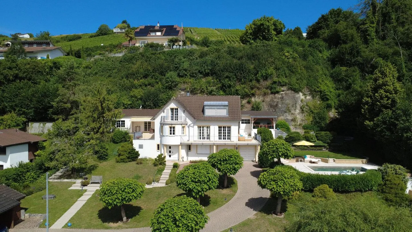 Villa esclusiva con vista sul lago e sulle Alpi e oasi piscina - Foto 1 di 18