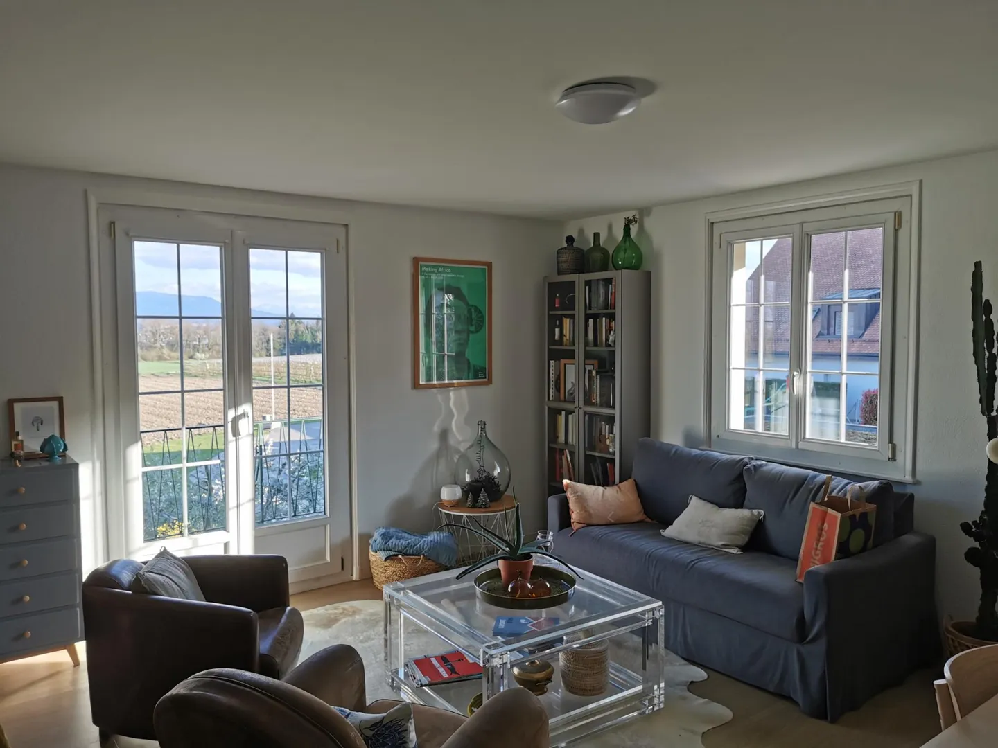 Beautiful 4-room apartment with balcony in Eysins - Photo 2 of 5