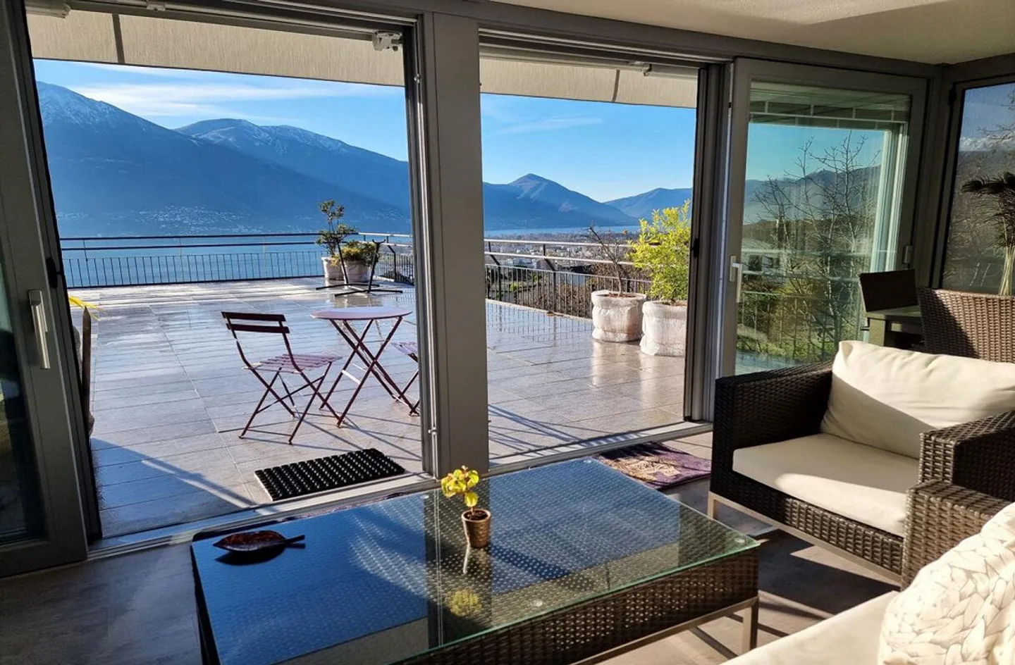 4½-Zimmer-Wohnung mit beheizter Veranda, Pool und schönen Ausblicken - Foto 2 von 9