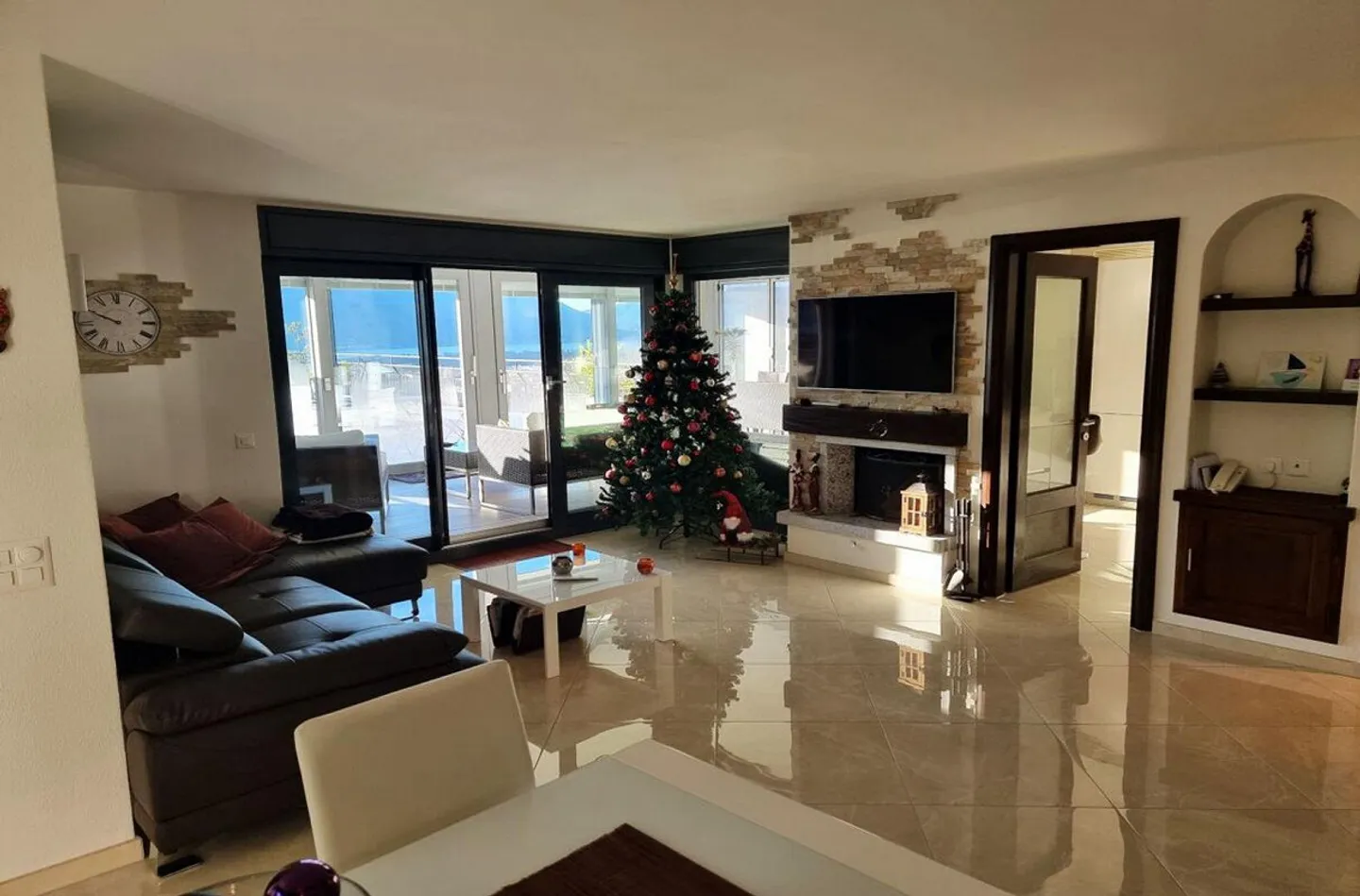 4½-Zimmer-Wohnung mit beheizter Veranda, Pool und schönen Ausblicken - Foto 3 von 9