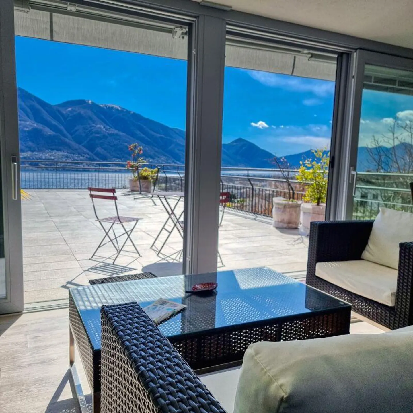 4½-Zimmer-Wohnung mit beheizter Veranda, Pool und schönen Ausblicken - Foto 7 von 9