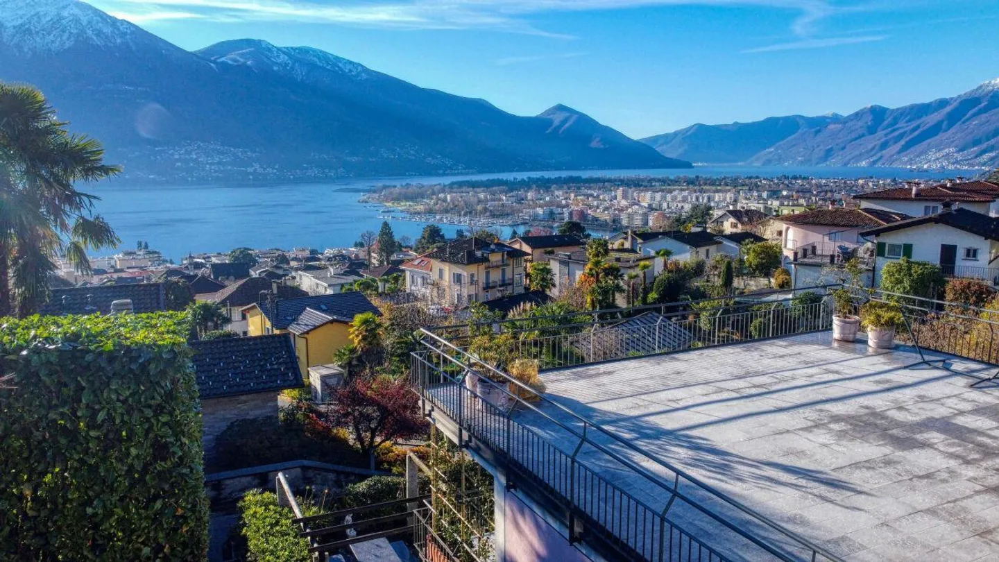 4½-Zimmer-Wohnung mit beheizter Veranda, Pool und schönen Ausblicken - Foto 8 von 9
