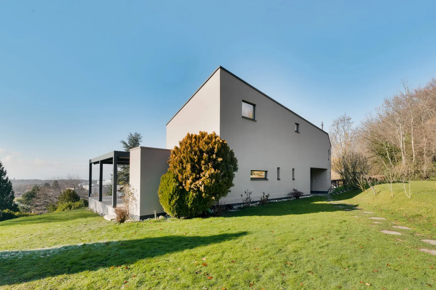 Propriété moderne avec piscine et vue dégagée sur le lac - Photo 9 sur 9