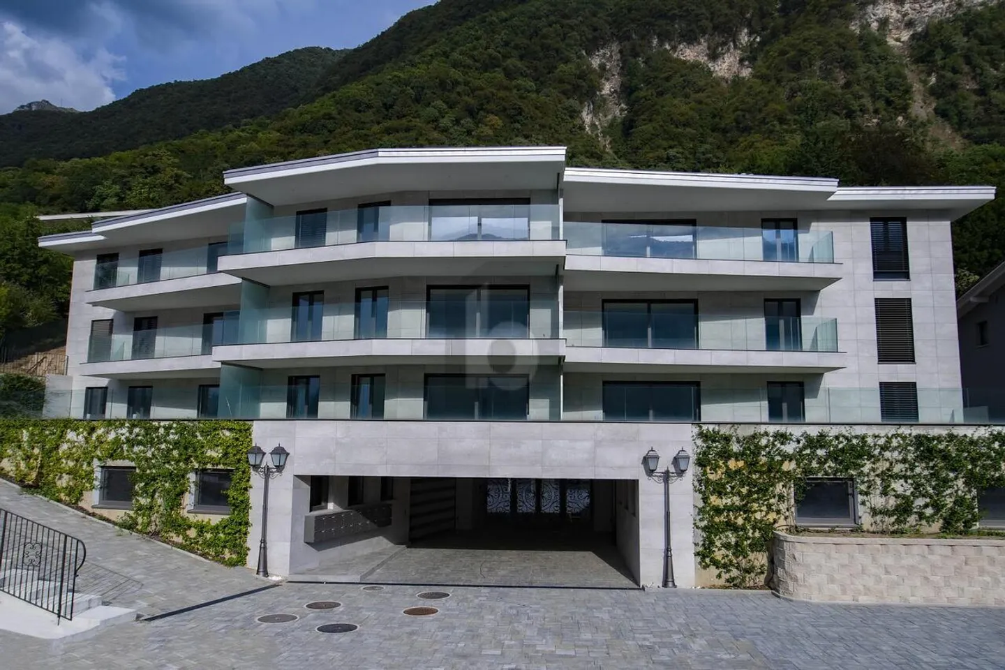 MODERNO, SPAZIOSO E SOLEGGIATA CON VISTA - Foto 1 di 6