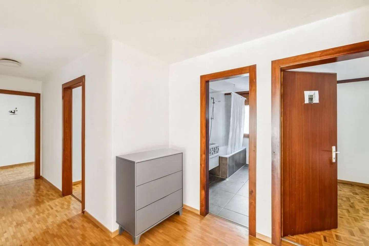 Spacious 4.5-room garden-level apartment - Photo 4 of 12