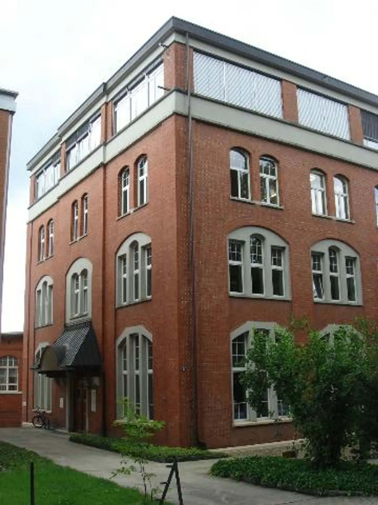 Office/Studio with high ceiling - Photo 1 of 2