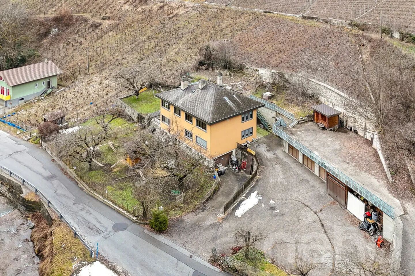 House with potential: two apartments just steps from Sion - Photo 3 of 13