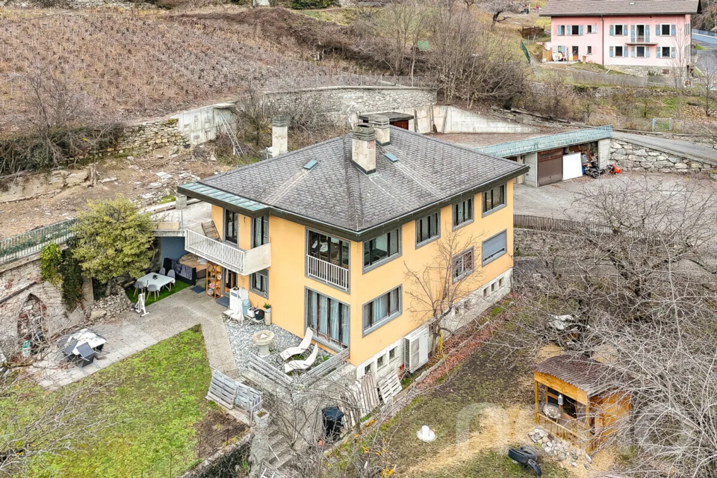 House with potential: two apartments just steps from Sion - Photo 4 of 13