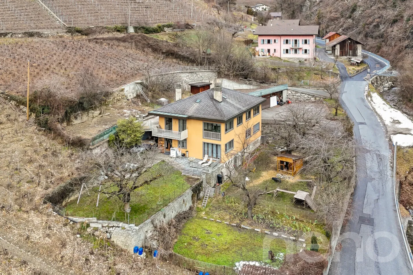 House with potential: two apartments just steps from Sion - Photo 2 of 13