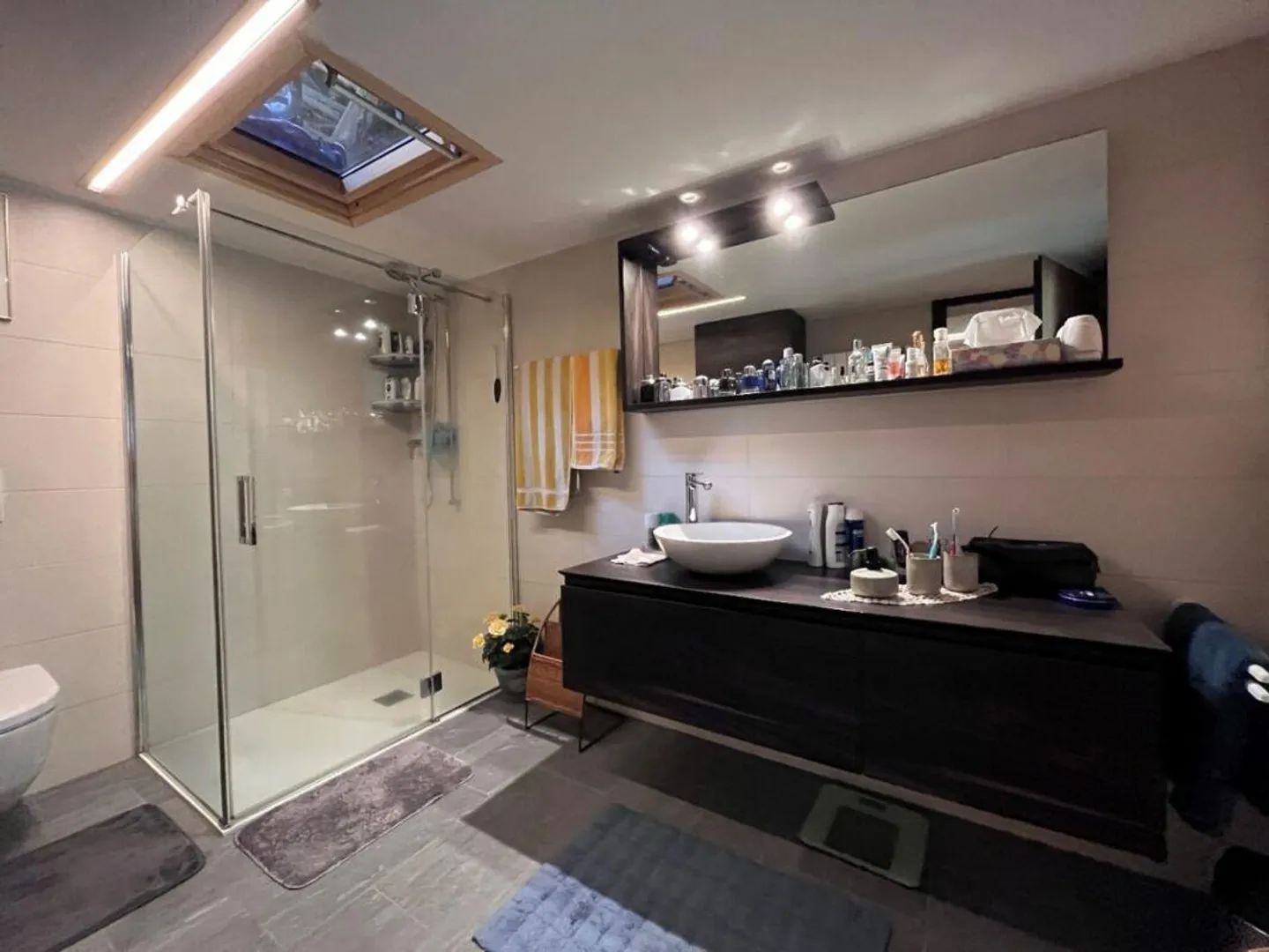Appartement rénové de 3 ½ pièces, dans le centre historique, avec pergola... - Photo 3 sur 7