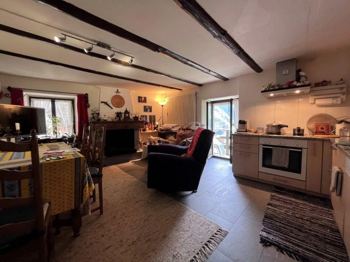 Appartement rénové de 3 ½ pièces, dans le centre historique, avec pergola... - Photo 4 sur 7