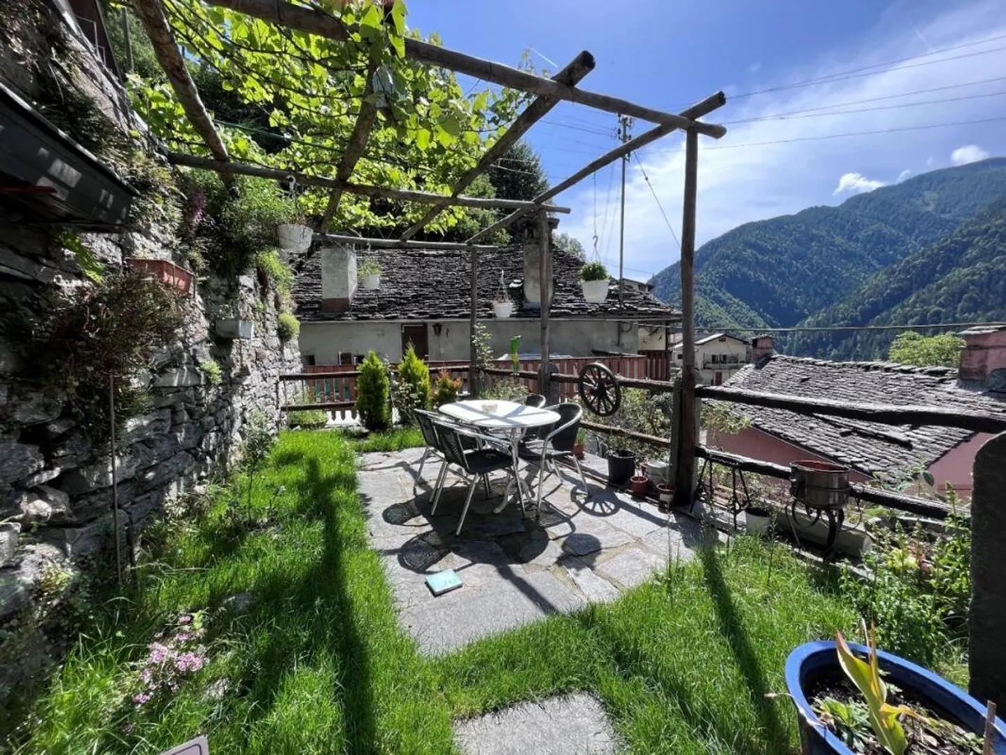 Appartement rénové de 3 ½ pièces, dans le centre historique, avec pergola... - Photo 5 sur 7