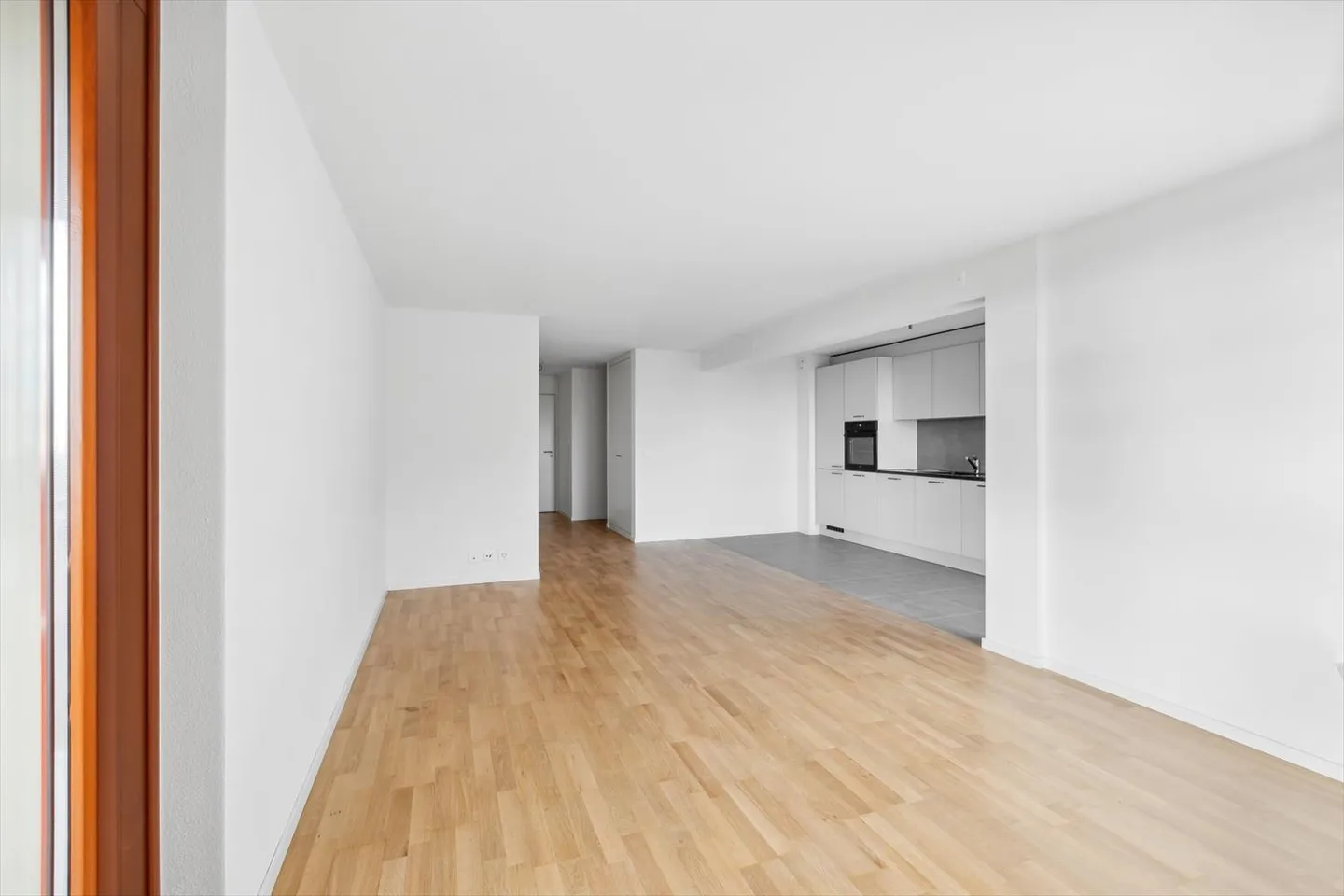 Fully renovated apartment with free deposit - Photo 2 of 9