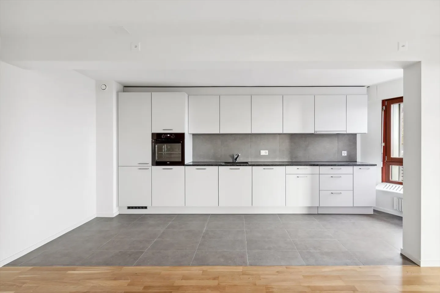 Fully renovated apartment with free deposit - Photo 4 of 9