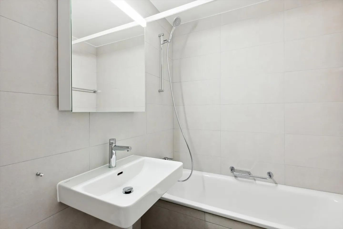 Fully renovated apartment with free deposit - Photo 5 of 9