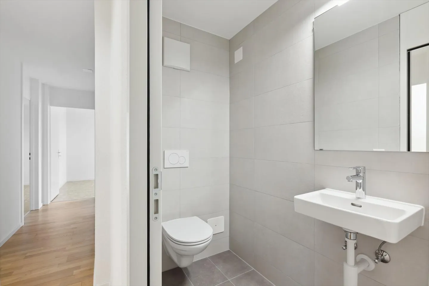 Fully renovated apartment with free deposit - Photo 6 of 9