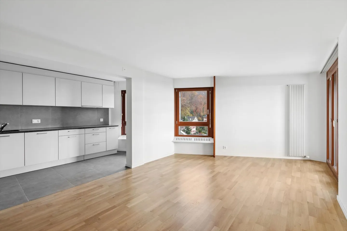 Fully renovated apartment with free deposit - Photo 3 of 9