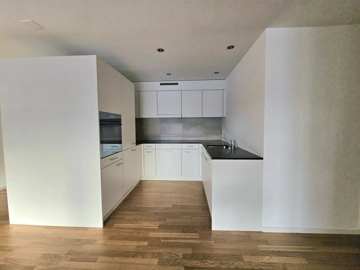 Modern 3.5-Room Apartment - Photo 2 of 8