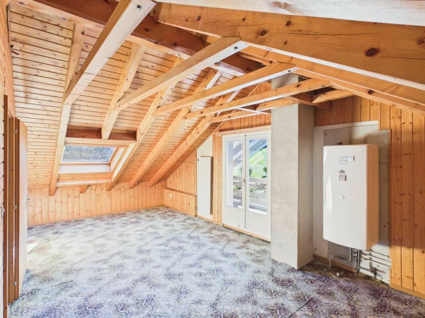 Casa unifamiliare di 6 stanze con giardino d'inverno, garage singolo e grande giardino - Foto 10 di 13