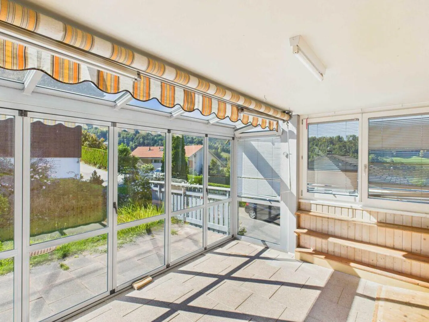 Casa unifamiliare di 6 stanze con giardino d'inverno, garage singolo e grande giardino - Foto 6 di 13