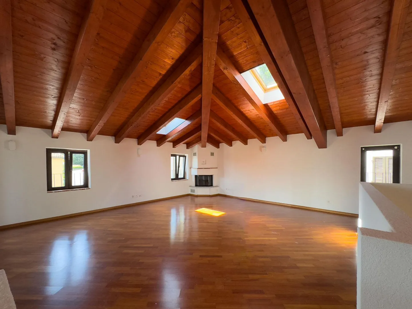 Casa con due appartamenti e vista lago ristrutturata - Foto 1 di 8