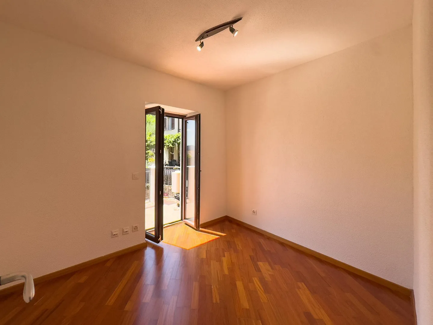 Casa con due appartamenti e vista lago ristrutturata - Foto 3 di 8