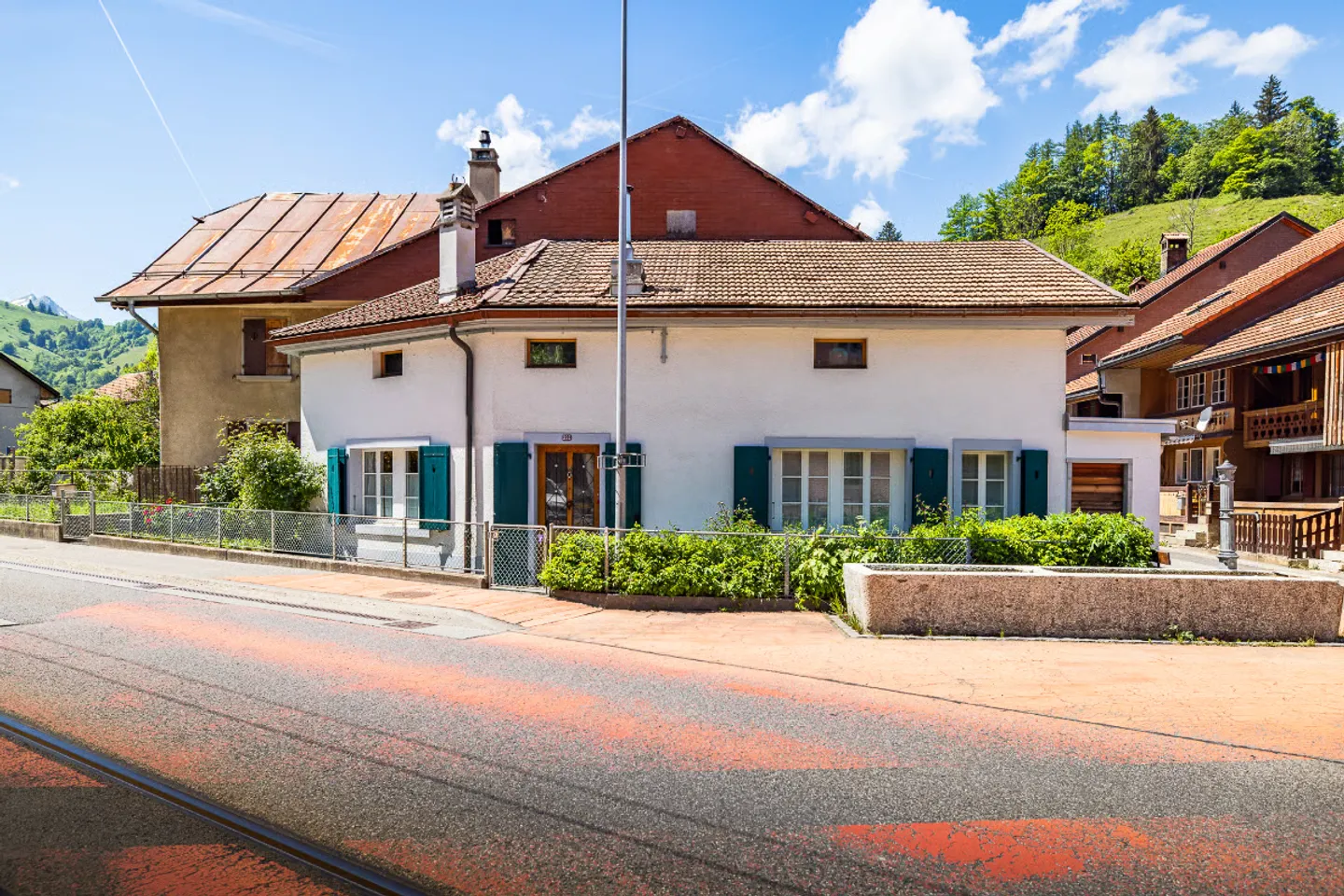 Charaktervolles Dorfhaus zwischen Bulle und Gstaad - Foto 1 von 13