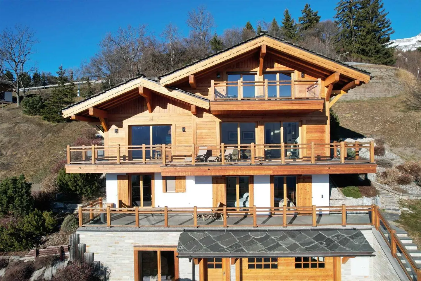 RARE - MAGNIFICENT 5-BEDROOM CHALET WITH PANORAMIC VIEW - Photo 1 of 13