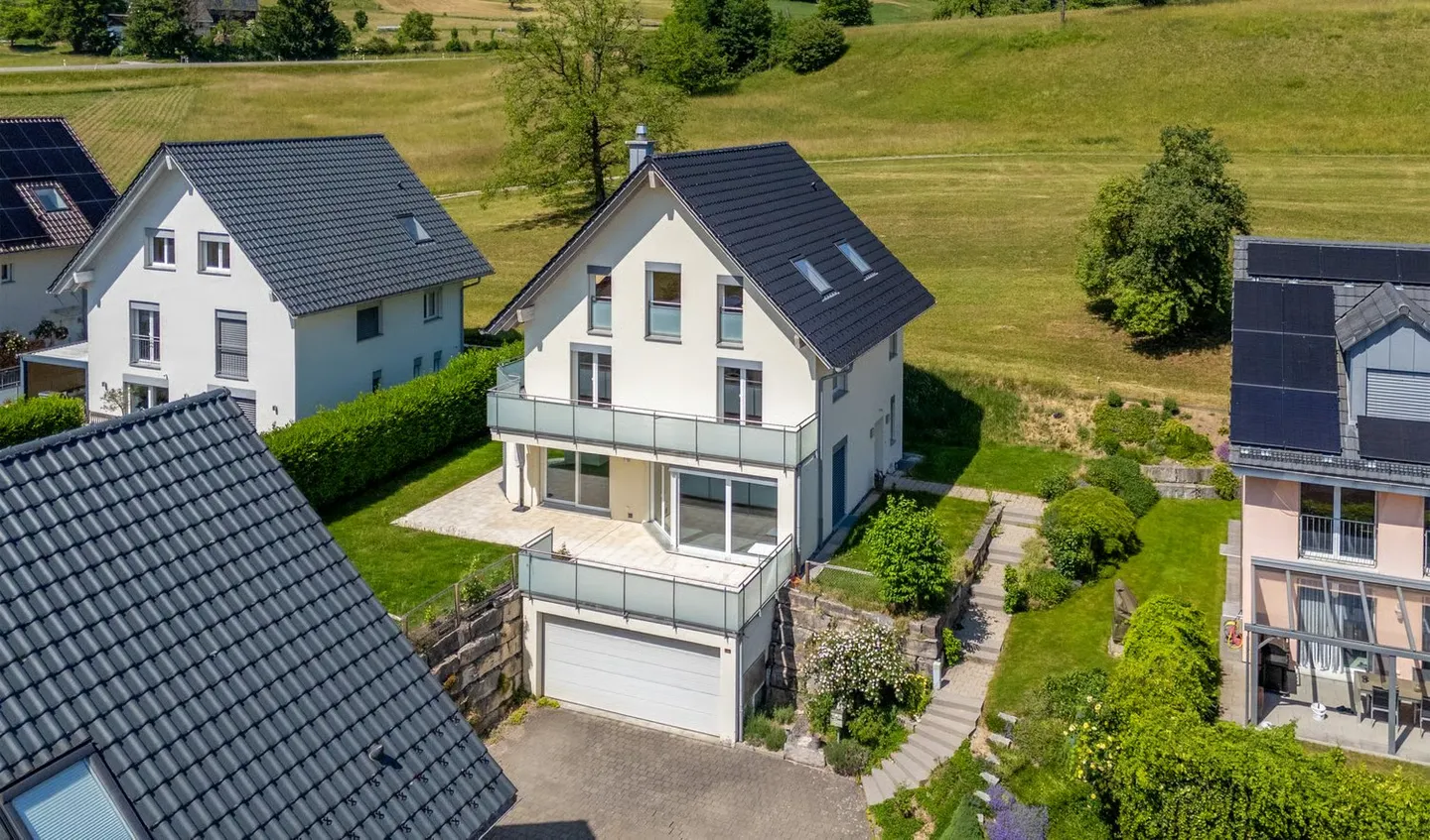 Casa unifamiliare di 5,5 locali a Hüntwangen - Foto 1 di 12